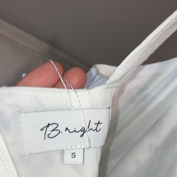 Elegant White and Blue Floral Dress - Picture 5 of 5